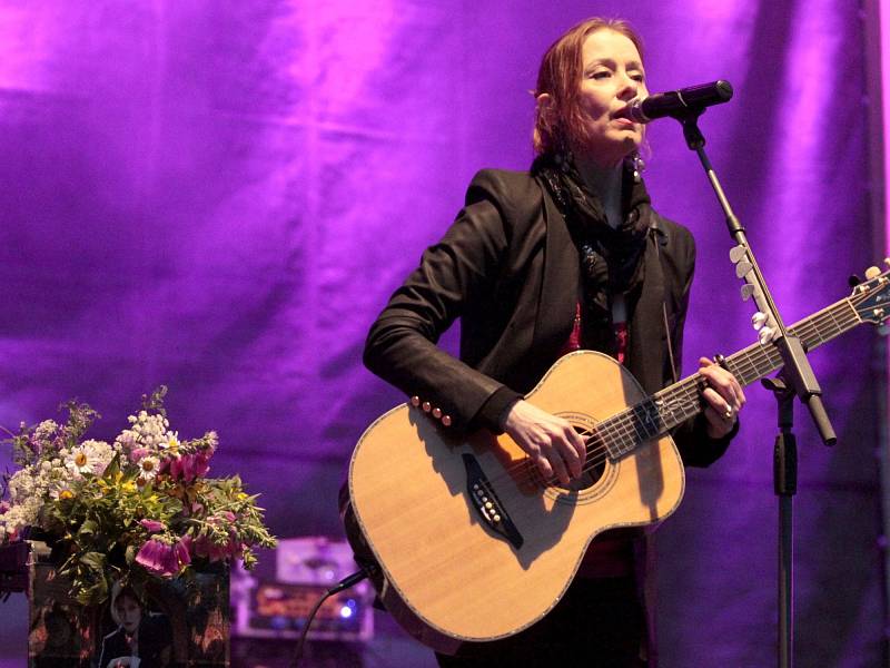 SUZANNE VEGA na koncertě na státním zámku Sychrov. Zpěvačka zde odehrála zhruba hodinu a půl dlouhý koncert ať už za doprovodu kytaristy, kapely nebo sama s akustickou kytarou. Zazněly i její dva největší hity Luka a Tom's Diner.