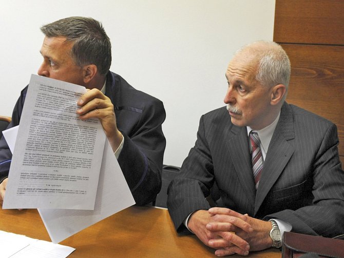 SOUD. V pozici obžalovaných jsou bývalý rektor Technické univerzity Vojtěch Konopa (vpravo) a spolumajitel firmy Investing CZ Josef Nadrchal. Vlevo je právník Vojtěcha Konopy.