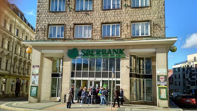 Lidé stáli v pátek 25. února frontu i u liberecké pobočky Sberbank na Soukenném náměstí.
