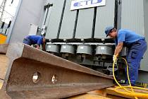  Přes šedesát tun těžký transformátor usadili energetici na místo v jedné z trafostanic v Jablonci nad Nisou. Oproti předešlému zařízení má zvýšený výkon a nižší hlučnost. 
