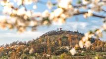 V kapli sv. Anny na Vyskři vystavuje českorajský fotograf Mariá Kábele.