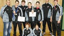 SK KARATE SHOTOKAN LIBEREC. Zleva stojí trenér Horňák, Holec, Dostálová, Putnová, Bestová, Pilař, Lukáš Honzík. Vlevo pod nimi Harciníková a Klečková. 