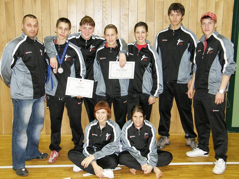 SK KARATE SHOTOKAN LIBEREC. Zleva stojí trenér Horňák, Holec, Dostálová, Putnová, Bestová, Pilař, Lukáš Honzík. Vlevo pod nimi Harciníková a Klečková. 