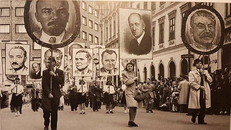 Historický snímek zachycující oslavy 1. máje na Liberecku.