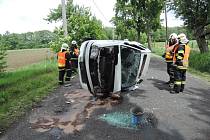 Řidička zničila auto o strom, lehce se zranila.