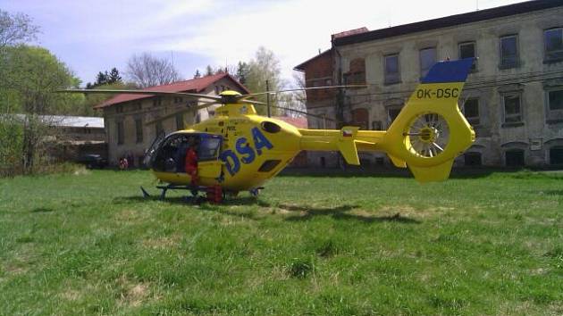 Zraněného šestiletého cyklistu převezl do Prahy vrtulník.