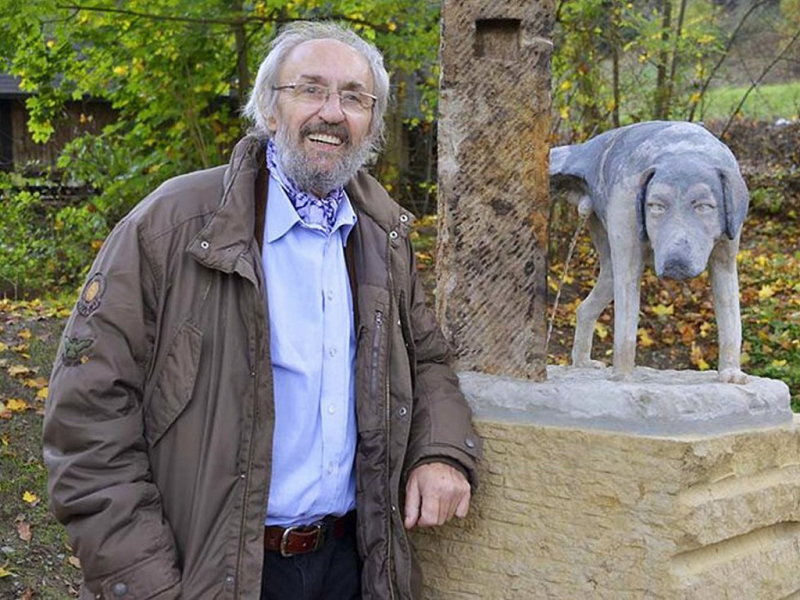 Martin Chaloupka při odhalení sochy v říjnu roku 2014. Už v prosinci téhož roku ho vandalové poškodili poprvé. Viník nebyl nikdy dopaden.