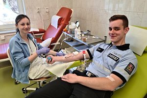 Noví policisté z Liberce rozšířili řady dárců krve.