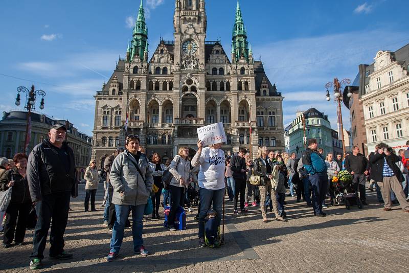 Demostrace nazvaná "Proč? Proto!" proběhla 10. května na náměstí Dr. E. Beneše v Liberci.