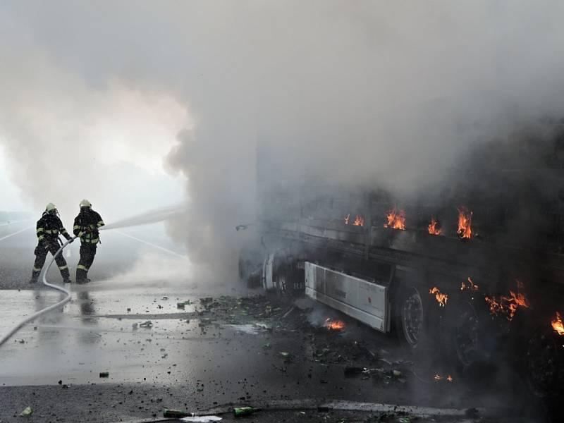 Požár kamionu naloženého láhvemi s pivem zastavil provoz v Příšovicích na R10.