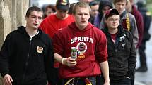 Na větší množství fanoušků AC Sparta Praha dohlížely pořádkové jednotky.