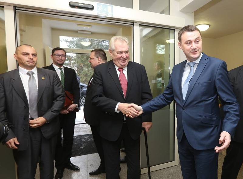 Slavnostní pásku přijel do libereckého hospice přestřihnout osobně Miloš Zeman.