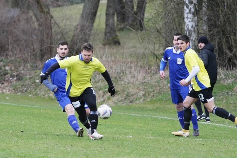 Zatímco fotbalisté Stráže (modré dresy) jsou poslední, Hodkovice drží třetí místo.