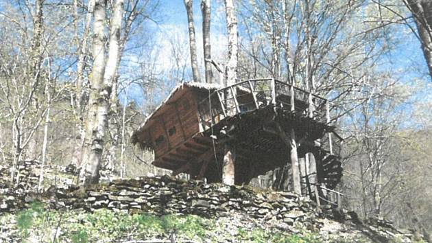 Jeden z dalších příkladů černé stavby v přírodním parku, dům na stromě.