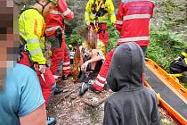 V Besedických skalách museli hasiči pomoci chlapci, který uvízl ve spáře. Foto HZS LK