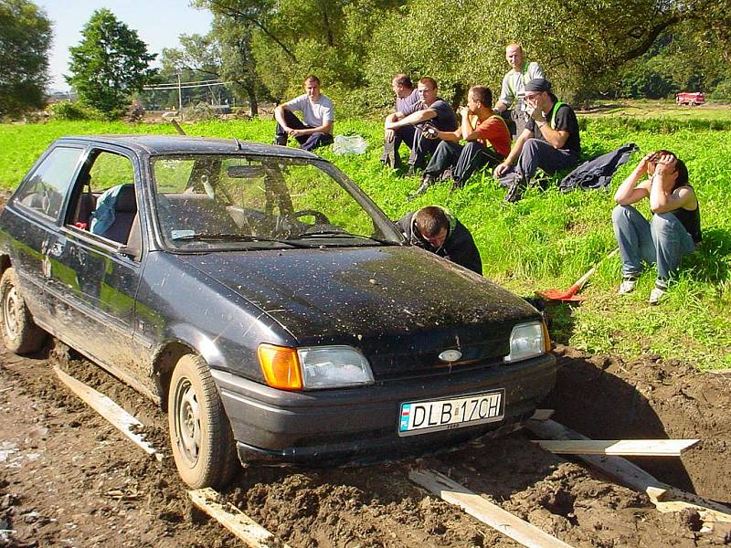 Polák s přítelkyní zřejmě přijeli do Poustky u Višňové krást. Nedaleko jsou zaparkované stroje s naftou. Nedá se jim ale nic dokázat, policisté je museli pustit. Za trest se ale z bahna museli vyprostit sami pomocí latí a lopat.