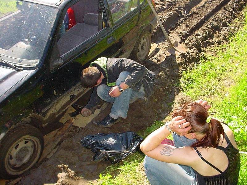 Polák s přítelkyní zřejmě přijeli do Poustky u Višňové krást. Nedaleko jsou zaparkované stroje s naftou. Nedá se jim ale nic dokázat, policisté je museli pustit. Za trest se ale z bahna museli vyprostit sami pomocí latí a lopat.