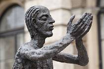 Před libereckou radnicí byly instalovány sochy Olbrama Zoubka.