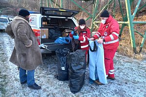 Pracovníci liberecké pobočky Českého červeného kříže v úterý 9. ledna vyrazili mezi lidi bez domova s materiální pomocí.