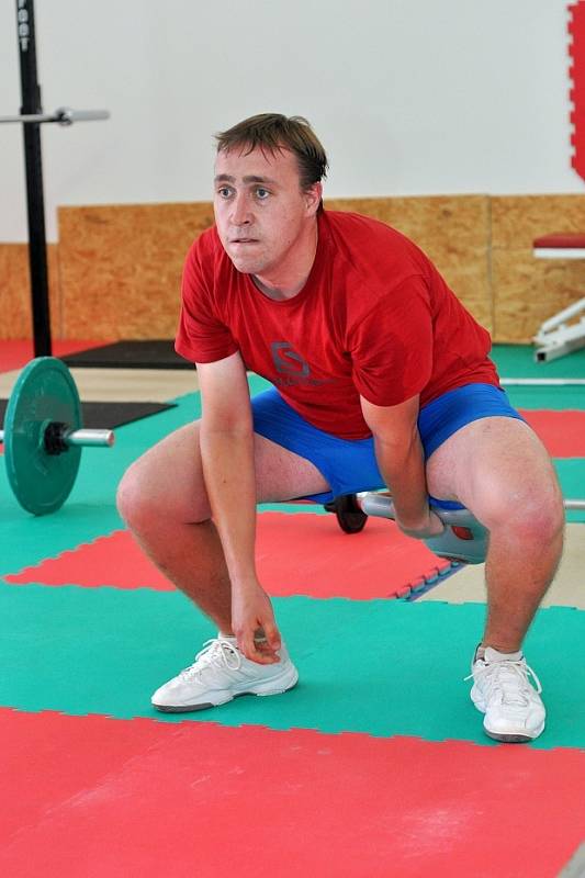 CROSSFIT. Nejprve cvičíme s násadou od koštěte. Poté přesedláme na olympijskou osu. Cvičíme i s kettlebellem a medicinbalem. Na konci tréninku jedeme sestavu všech cviků.