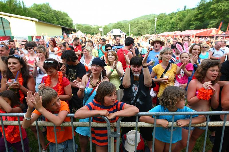 MALOSKALSKÁ NOC měla vše, co Benátské chybí.  Žádné fronty na pivo a toalety, komorní vyznění, bližší kontakt vystupujících s publikem.  