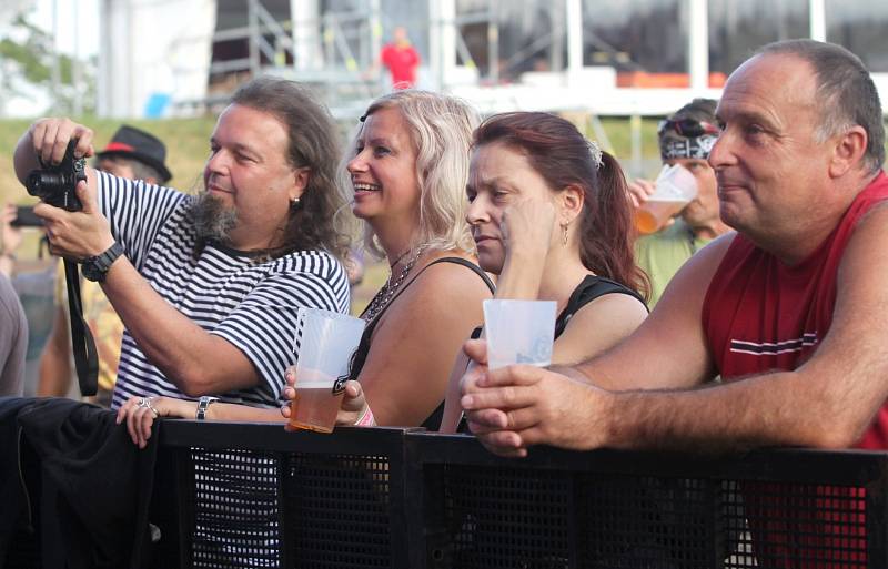 BENÁTSKÁ. Ve Vesci začal 23. ročník festivalu. Zahájily ho kapely z Hanspaulky.