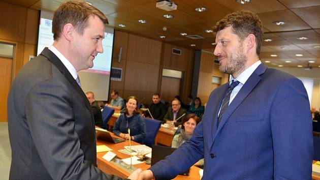 Hejtman Libereckého kraje Martin Půta (vlevo) gratuluje Janu Svitákovi ke zvolení