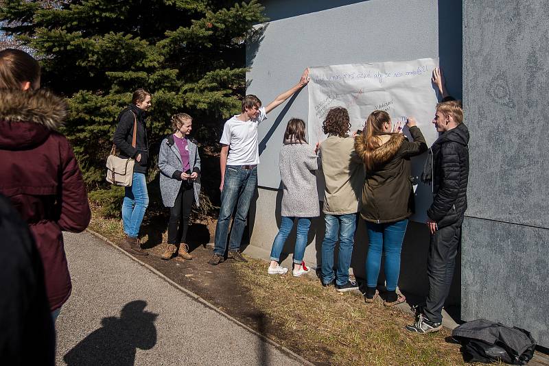 Výstražná stávka studenstva na obranu ústavních a společenských zvyklostí a hodnot proběhla 15. března před Gymnáziem F. X. Šaldy v Liberci. Studenti protestovali i u dalších škol po Liberci i celé České republice.