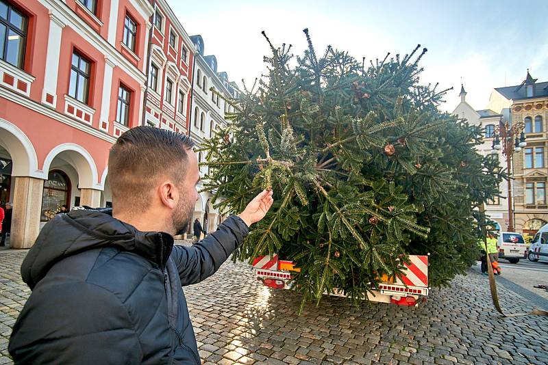 Instalace vánočního stromu na náměstí dr. Edvarda Beneše.