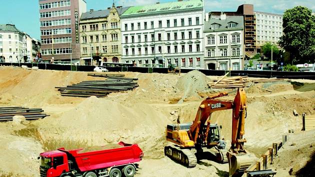 JEZÍRKO ZMIZELO, PLAZA VYSTRKUJE RŮŽKY