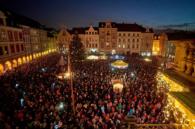 Vánoční strom rozjasnil liberecké náměstí