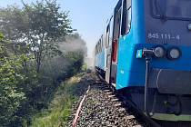 U Křižan zasahují hasiči, likvidují velký požár vlaku.