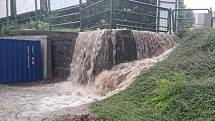 Hasiči zajistili uzavření z důvodu nedostatečné kapacity kanalizačních vpustí a ucpaného potoka.