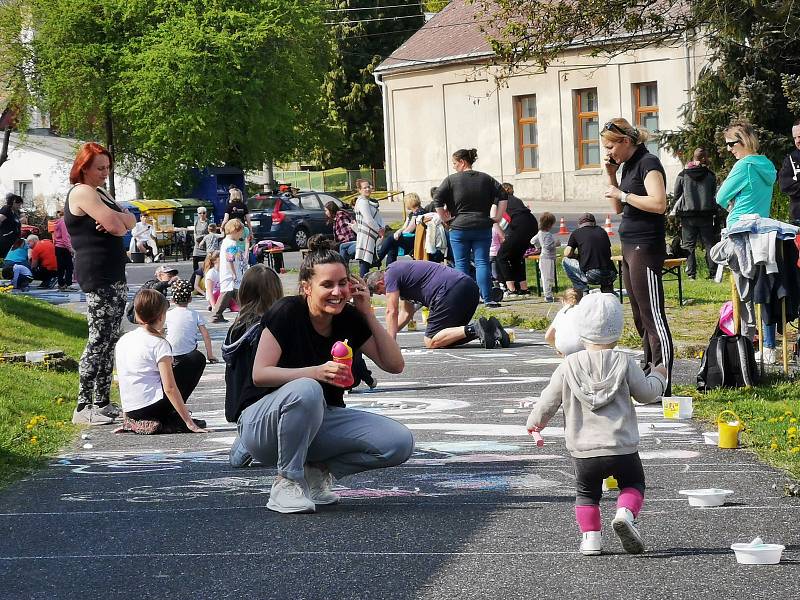 Malí malíři vyzdobili náves v Kunraticích na Frýdlantsku.