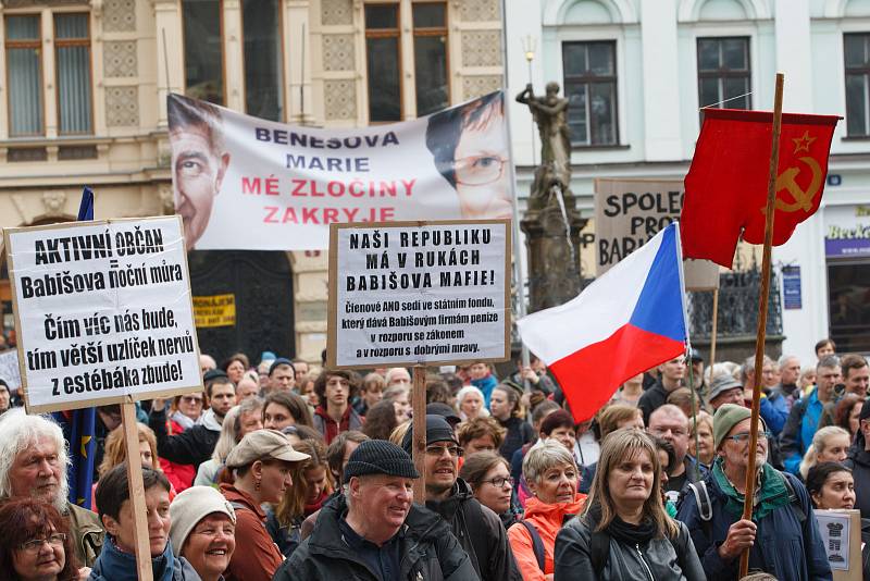 Demonstrace na náměstí Dr. E. Beneše proti premiérovi Andreji Babišovi a ministryni spravedlnosti Marii Benešové.