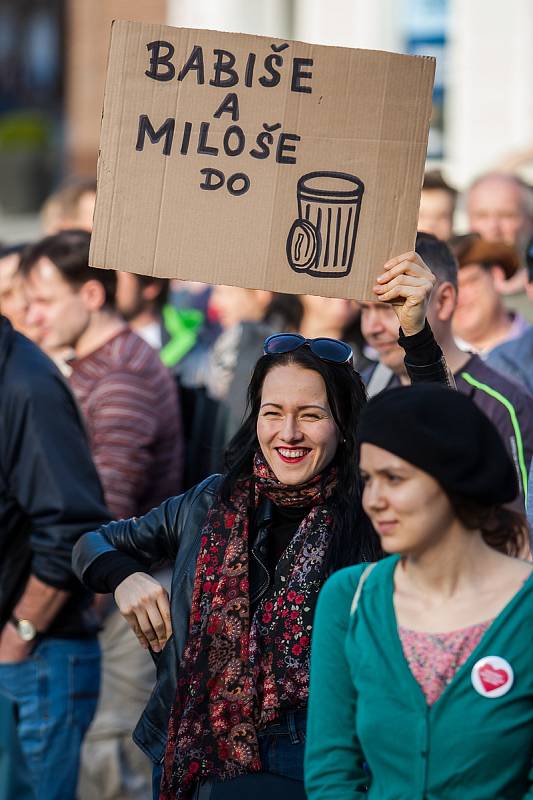 Lidé protestovali 9. dubna na libereckém náměstí Dr. E. Beneše proti premiérovi v demisi Andreji Babišovi a krokům jeho vlády bez důvěryi. Protestovali i lidé i v dalších městech České republiky.