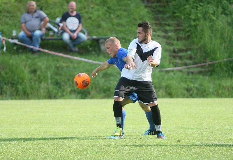 Machnín - Nová Ves 2:2. Machnín v modrých dresech.