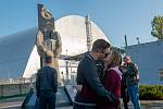 Romantický polibek před čtvrtým reaktorem v Černobylu.