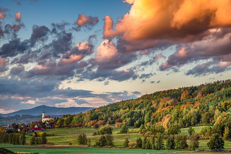 V kapli sv. Anny na Vyskři vystavuje českorajský fotograf Mariá Kábele.