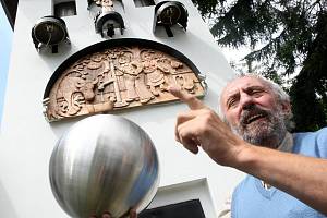 Martin Chaloupka, majitel orloje v Kryštofově Údolí, již zesnul. Kolem jeho unikátního odkazu je nyní pořádně rušno. Archivní foto