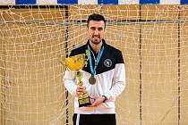 Aleš Benek s vítěznou trofejí pro mistra juniorské futsalové ligy. Opět jí dobyl s mladým libereckým týmem.