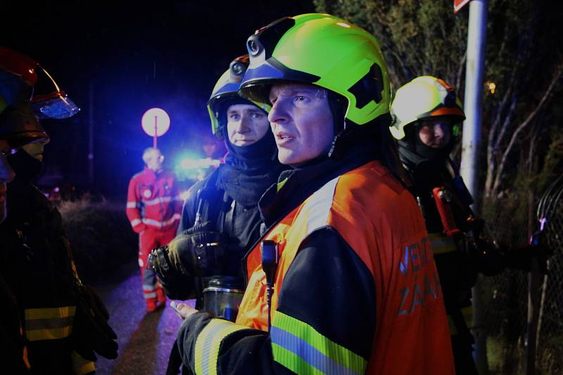 Hasiči z pěti jednotek zasahovali u požáru bytu v řadovém domě na Keilově vrchu v Liberci.