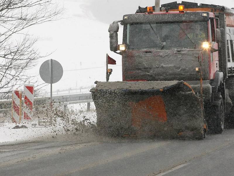 SILNICE UDRŽUJÍ PRŮJEZDNÉ také těžké radlice Krajské správy silnic LK. Během pondělí se jim podařilo zamezit významnějším komplikacím na celém území kraje.