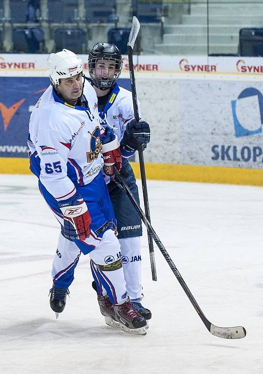 V sobotním exhibičním hokejovém zápase vyzvaly liberecké Bílé Tygřice na ledě Tipsport areny hvězdný tým HC Olymp.