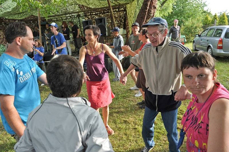 JAKO NA MEZI PLOTY. Stejně jako na pražském festivalu panuje v Kurovodicích příjemná nálada a neopakovatelná atmosféra.