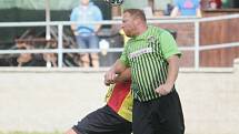 V okresním fotbale se utkali nováčci soutěže Krásná Studánka B a Mníšek. Zápas skončil plichtou 1:1. Domácí hráči jsou v zelených dresech.