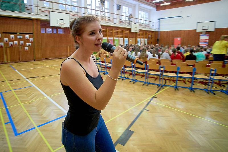 306 lidí sedících na židli. Občanské sdružení TULIPAN se letos opět úspěšně pokusilo o překonání rekordu.