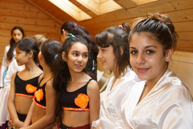 Den Romů si v Liberci připomněli v Komunitním středisku Kontakt i tancem. Rómské národní tance zde předvedly členky souboru Amare Čhave.