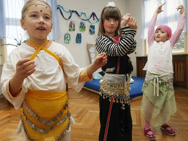 INDICKÝ DEN. Děti v Základní katolické škole mjr. Rudolfa Háska v Jablonci n. Nisou už řadu let připravují Indický neboli Dortový den. Výtěžek z akce, při níž si připomínají zvyklosti daleké země, jde na školné pro indickou dívku Manju.