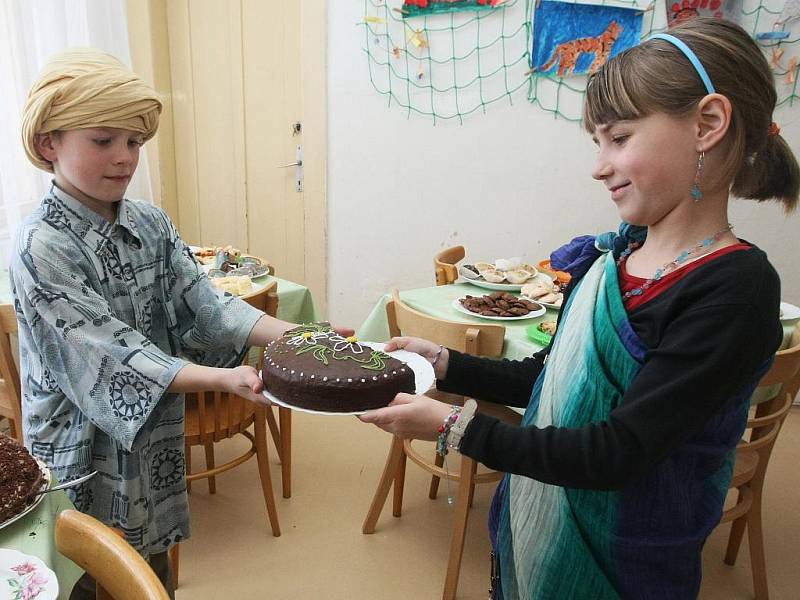 INDICKÝ DEN. Děti v Základní katolické škole mjr. Rudolfa Háska v Jablonci n. Nisou už řadu let připravují Indický neboli Dortový den. Výtěžek z akce, při níž si připomínají zvyklosti daleké země, jde na školné pro indickou dívku Manju.